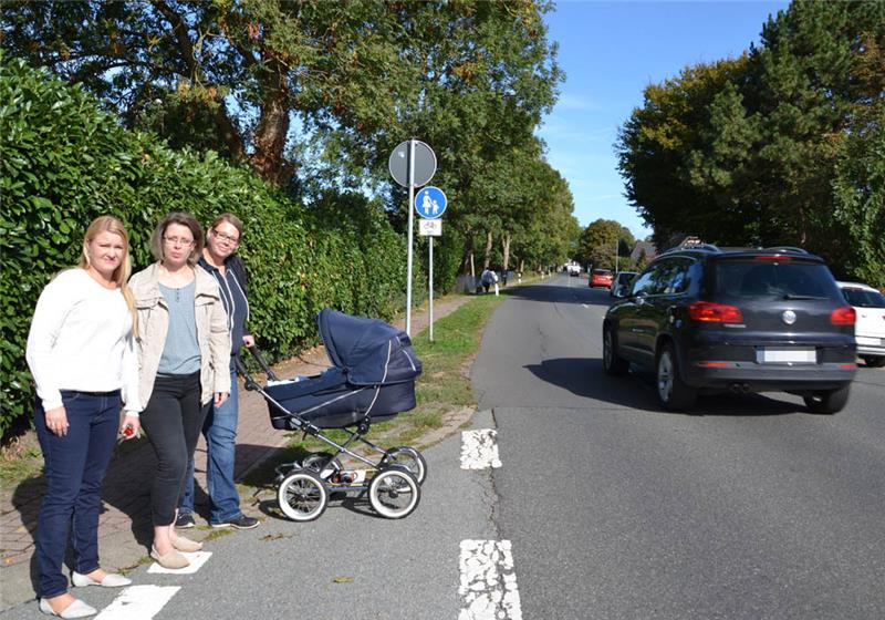 Die Mütter Anne Schulze, Yvonne Hennig und Mareike Jäckstein (von links) wollen einen Überweg. Foto: Helfferich