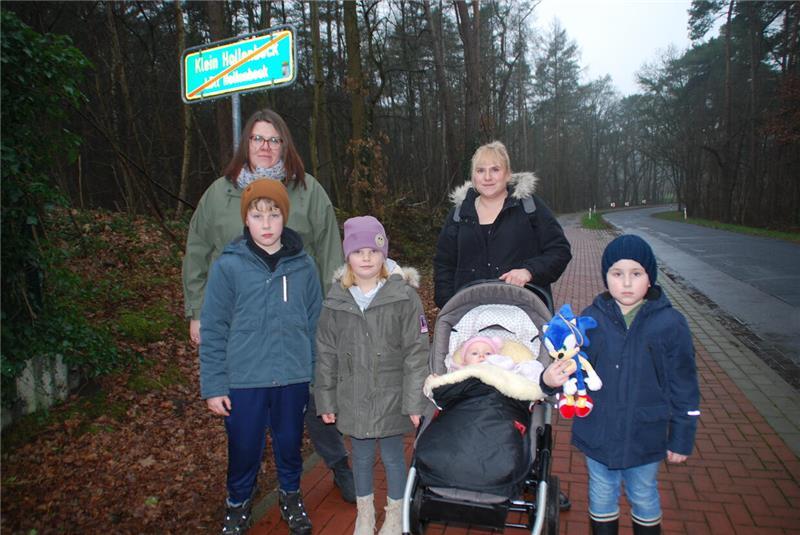 Die Mütter Julia Schiller (links) und Henrike Krause setzten sich für die sichere Schulbeförderung ihrer Kinder von Klein Hollenbeck nach Bargstedt ein.
