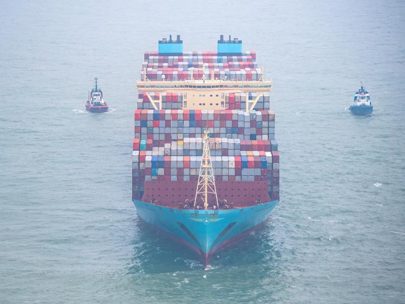 Containerschiff vor Wangerooge auf Grund gelaufen Die «Mumbai Maersk» liegt umringt von Schleppern in der Nordsee. Foto: Sina Schuldt/dpa