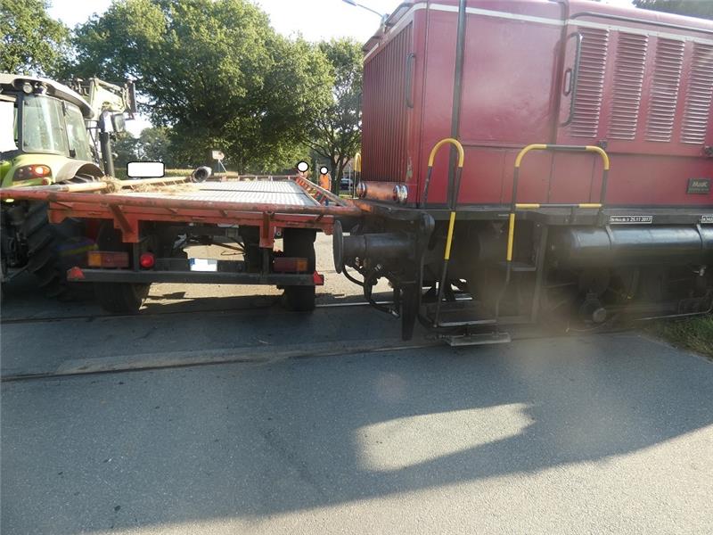 Die Museumsbahn Bad Bederkesa ist im Geestland mit einem Trecker-Anhänger zusammengekracht. Foto Polizei