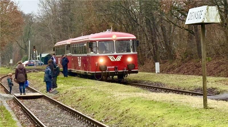 25 Jahre Moorexpress zwischen Stade und Bremen: EVB plant große Feier Die Museumsbahn Moorexpress, hier am Halt Deinste, fährt in diesem Jahr seit 25 Jahren.