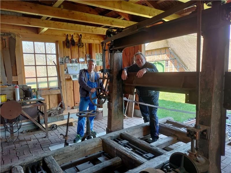 Museumsdorf Bliedersdorf: Pflanzen- und Handwerkermarkt mit 50 Ausstellern Die Museumstüftler Hans-Heinrich Jape (links) und Axel Engelmann wollen das Eingatter-Sägewerk am Sonntag vorführen. Foto: Lohmann
