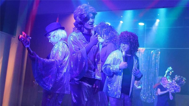 Die Musical-AG an der Oberschule Horneburg zeigt ihr Können mit der Aufführung von „Madre Mia“ im Schulforum.