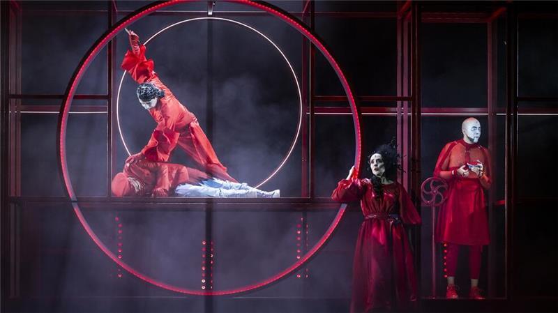 Die Musical-Compagnie des Theaters für Niedersachsen spielt „Sweeney Todd“ - mit Daniel Wernecke (Sweeney Todd), Samuel Jonathan Bertz (Büttel Bamford), Silke Dubilier (Mrs. Lovett), Benjamin Savoie (Tobias).