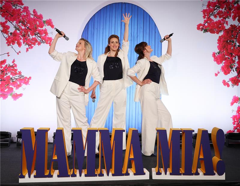 Proben für Wiederaufnahme von Musical „Mamma Mia!“ in Hamburg gestartet Die Musical-Darstellerinnen Jennifer van Brenk (Tanja), Anna Thoren (Donna, alternierend) und Franziska Lessing (Rosie) stehen bei der Präsentation der Musical-Produktion "Mama Mia!" auf einer Show-Bühne. Die Proben für das Kultmusical haben im Theater Neue Flora in Hamburg begonnen. Foto: Christian Charisius/dpa
