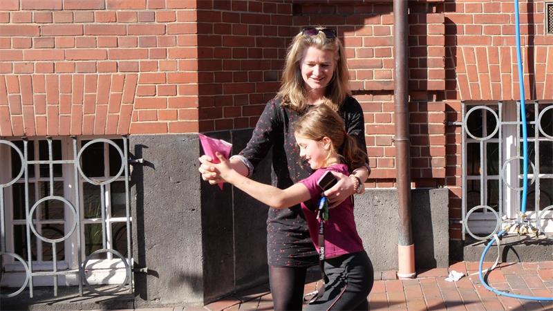 Bier, Trecker, Shopping: Das war am Sonntag los in der Buxtehuder Altstadt Die Musik aus dem Festzelt animiert die zehnjährige Paula und ihre Mutter Annina zu einem Walzer. Die beiden kommen eigentlich aus Hamburg und sind zu Besuch in Buxtehude. Sie genießen den Bummel mit Freunden durch die Altstadt.