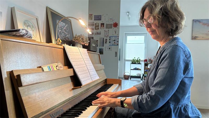 Krebs-Diagnose: Wie ein Ohrwurm dieser Buxtehuderin half, weiterzukämpfen Die Musik hat der Diplom-Musiktherapeutin geholfen, ihre eigene Krebserkrankung durchzustehen.