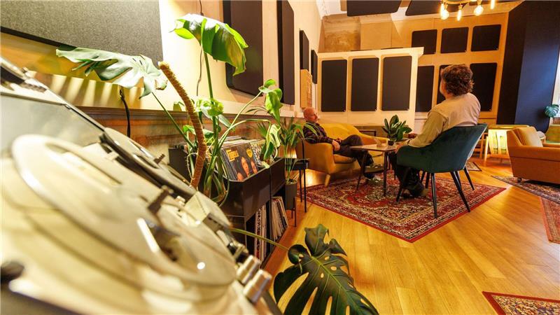 Musikgenuss pur: Wellness im Listening-Café Die Musik wird in aller Ruhe am Stück gehört, bei Schallplatten beide Seiten. (Archivbild)