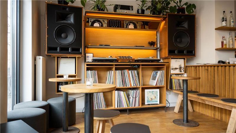 Zusammen Musik hören - Das steckt hinter Listening Sessions Die Musikanlage steht im Fokus in der Listening Bar Unkompress.