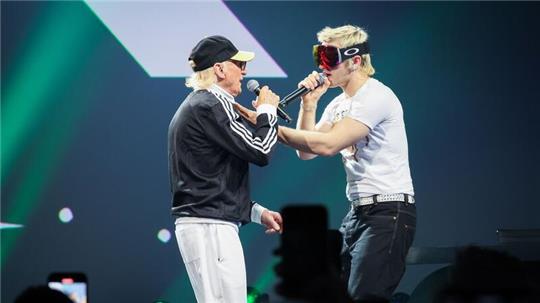 Die Musiker Ski Aggu (r) und Otto Waalkes singen auf der Digital- und Marketingmesse OMR in Hamburg..
