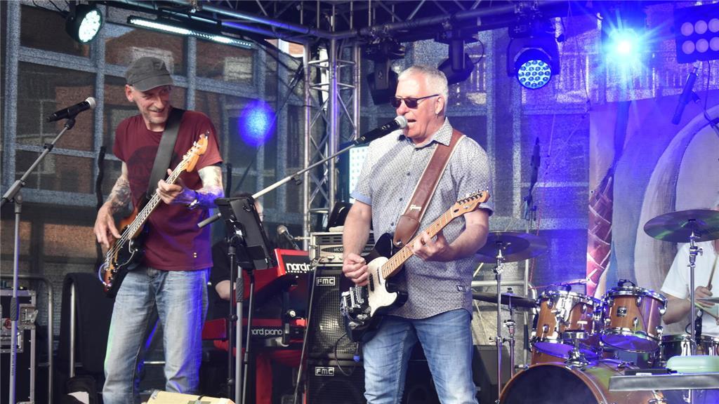 Die Musiker der Band "Kellerstudio" begeisterten das Publikum an der Rathausbühn...