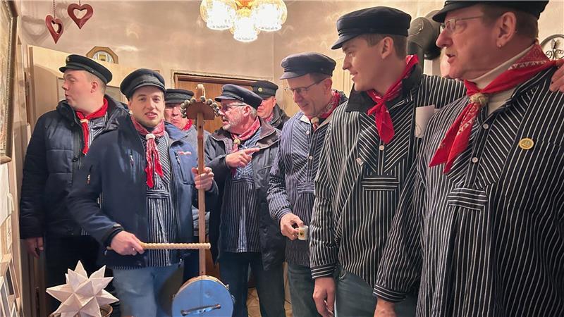 Die Musiker gehen vorneweg. Chris Peters spielt die Teufelsgeige.