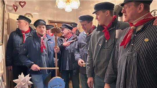 Die Musiker gehen vorneweg. Chris Peters spielt die Teufelsgeige.