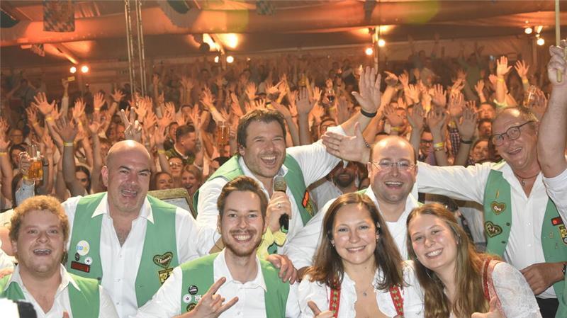 Mega-Gaudi: 3200 Oktoberfest-Fans feiern in Dirndl und Lederhose in Revenahe Die Musiker vom Aalbach Express aus Franken bringen Stimmung in den Norden.