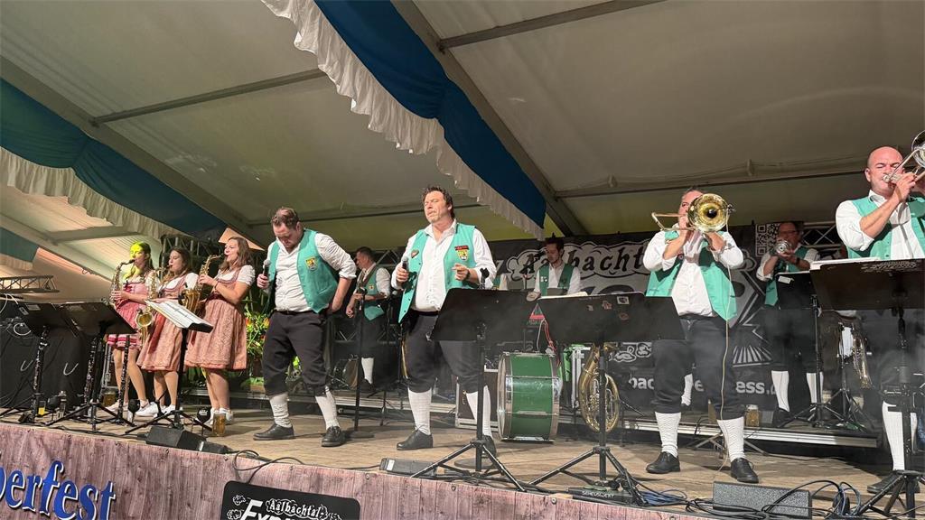Die Musiker vom Aalbachtal-Express aus Franken in Krachlederner und Dirndl sorgt...
