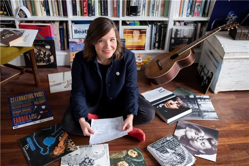 Die Musikerin Stefanie Hempel feiert Paul McCartneys 80. Geburtstag am Sonntag, 19. Juni, mit einem Konzert in der Hamburger Fabrik. Foto: Anne de Wolff