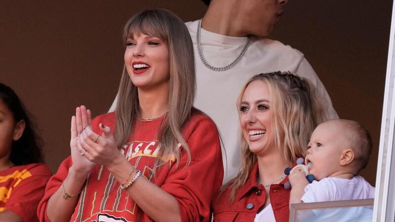 Show und Glanz: Taylor Swift als Symbol für NFL-Raumschiff Die Musikerin Taylor Swift (l) jubelt neben Brittany Mahomes vor dem Beginn eines Spiels.
