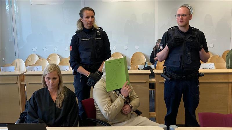 Die Mutter des toten Jungen sagte unter Tränen aus - und beschuldigte ihren damaligen Partner nur an sich gedacht zu haben. (Archivbild)