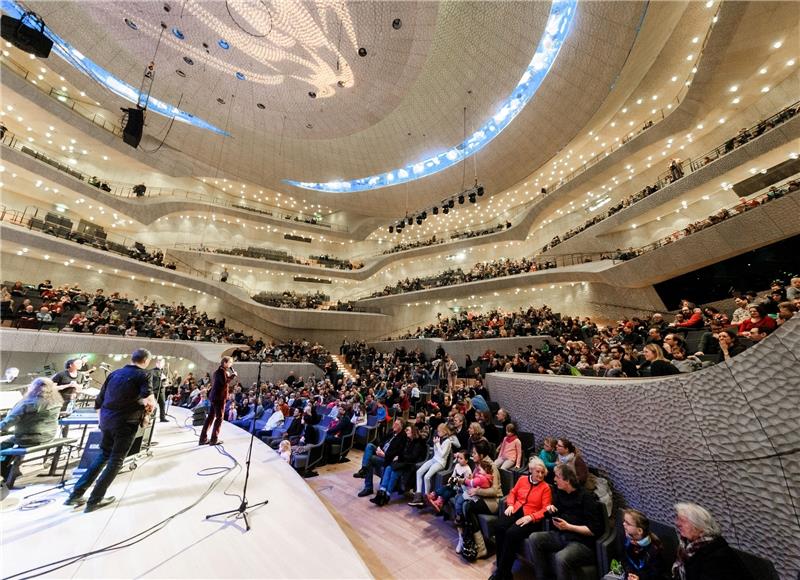 Die NDR Bigband hat am Sonntag im Großen Saal der Elbphilharmonie ein Konzert für Kinder gegeben. Am Familientag bot Hamburgs neues Wahrzeichen 70 musikalische Veranstaltungen für Menschen ab drei Jahren. Fotos Scholz/dpa