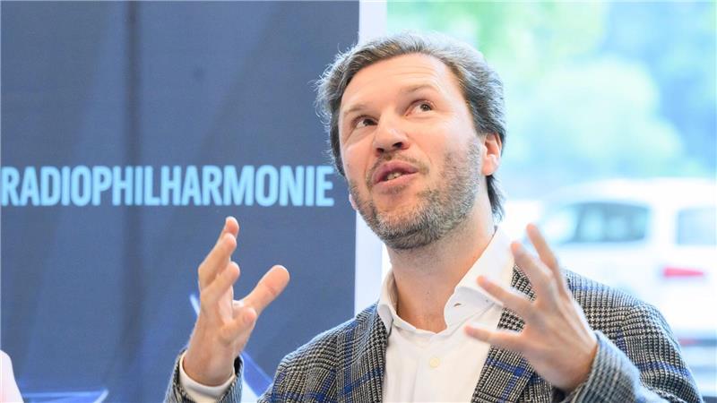 Die NDR Radiophilharmonie mit Chefdirigent Stanislaw Kotschanowski plant für die Jubiläumssaison drei Uraufführungen. (Archivbild)