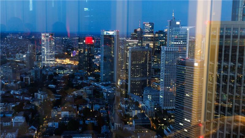 Die „NFT-Skybar“ in Frankfurt mit Platz für 200 Gäste und Blick auf das Hochhauspanorama befindet sich in 185 Metern Höhe.