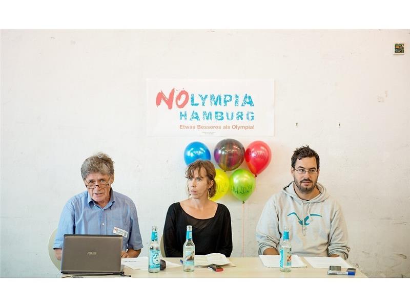 Finanzreport ist mangelhaft Die NOlympia-Aktivisten Michael Rothschuh (von links), Nicole Vrenegor und Florian Kasiske auf einer Pressekonferenz der Olympia-Gegner „NOlympia“. Reinhardt/dpa