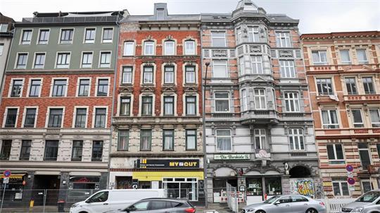 Die Nachbarn des vom Teilabriss betroffenen Hauses in Hamburg-Altona können wieder zurück in ihre Wohnungen. (Archivbild)