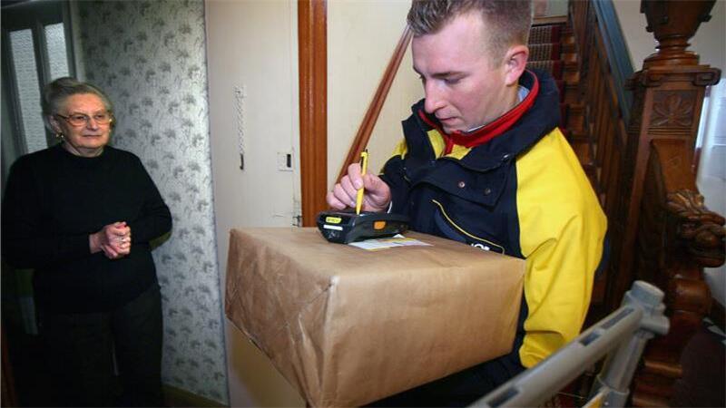 Die Nachbarn haben Ihr Paket angenommen und nun ist der Inhalt beschädigt? Darüber, wer haftet, entscheidet Ihre Vereinbarung mit dem Zusteller.