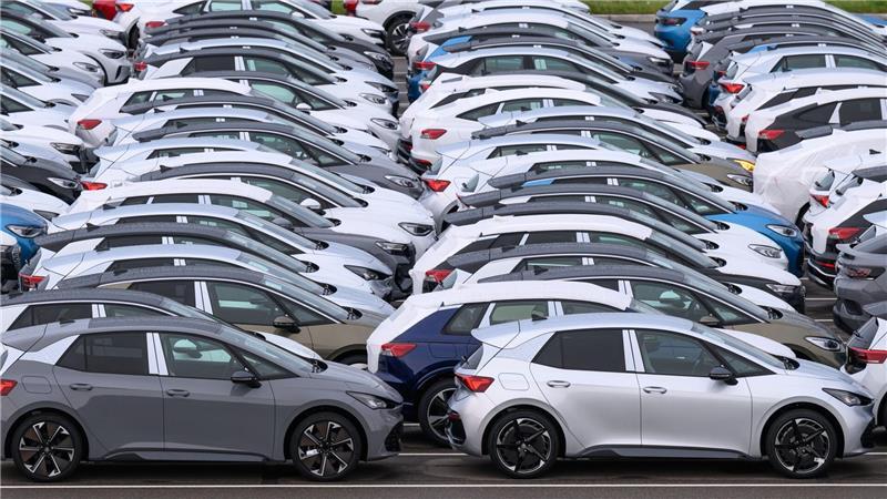 Die Nachfrage nach Elektroautos steigt weiter, insgesamt stagniert der Neuwagenmarkt in Deutschland aber. (Archivbild)