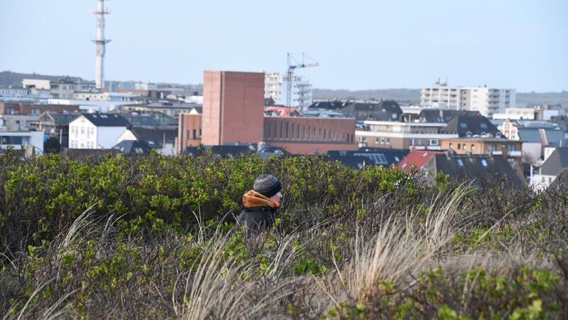 Das kann sich kaum jemand leisten: So teuer ist ein Quadratmeter auf Sylt Die Nachfrage nach Wohnraum ist auf Sylt groß - im Schnitt kostet ein Quadratmeter Haus über 14.000 Euro.