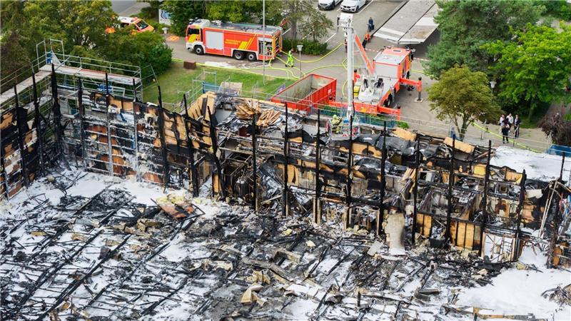 Die Nachlöscharbeiten dauern weiter an.