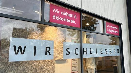 Die Nachricht am Schaufenster des Hammer-Markts in Stade ist eindeutig: „Wir schließen.“