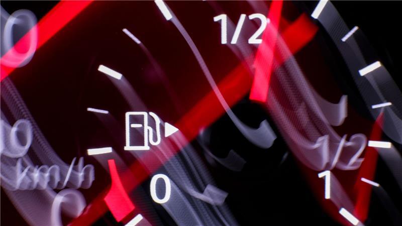 Die Nadel einer Tankanzeige in einem VW Passat zeigt wenig Kraftstoff an