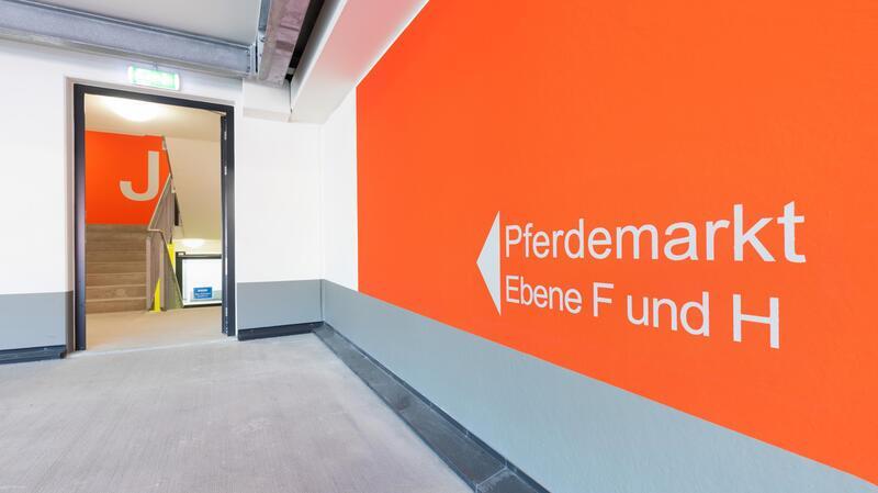 Neue Pläne für Stades Schmuddel-Parkhaus am Bahnhof Die Nähe zu Pferdemarkt und Innenstadt ist ein großer Vorteil des Parkhauses an der Wallstraße. Jede Etage hat ihre Farbe.