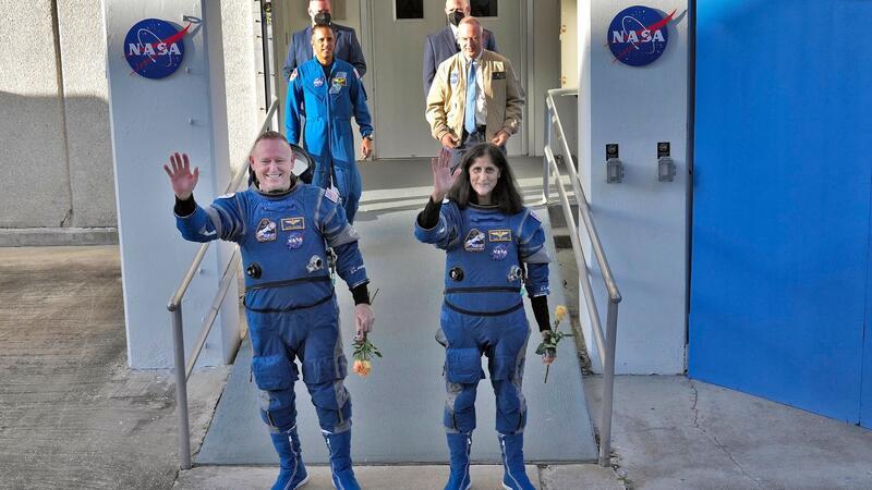 „Starliner“ zu erstem Flug mit Besatzung aufgebrochen Die Nasa-Astronauten Butch Wilmore (l) und Suni Williams kurz vor dem Start in Cape Canaveral zu gehen.