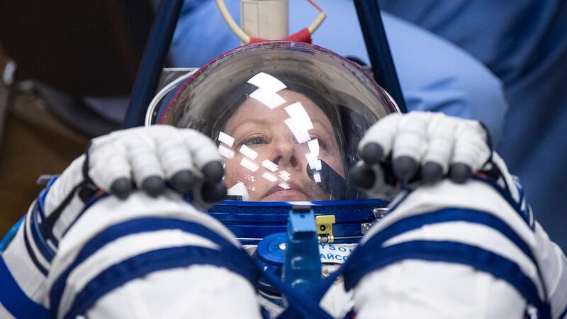 Die Nasa-Astronautin Tracy Dyson lässt den Druck ihres Sokol-Anzugs überprüfen.