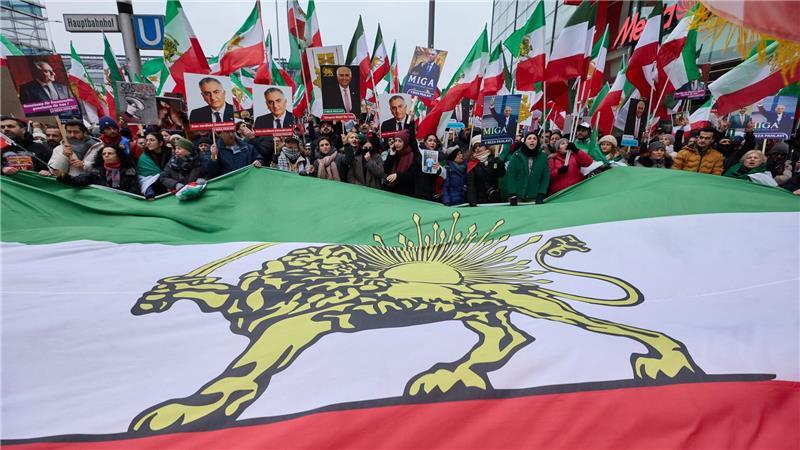 Die Nationalflagge mit dem Löwensymbol war bis zum Sturz des Schahs 1979 offiziell vom Iran verwendet worden.