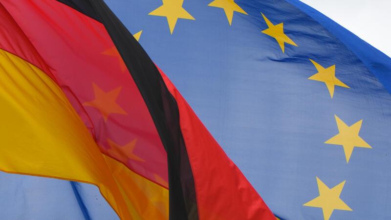 Die Nationalflagge von Deutschland und die Fahne der EU.