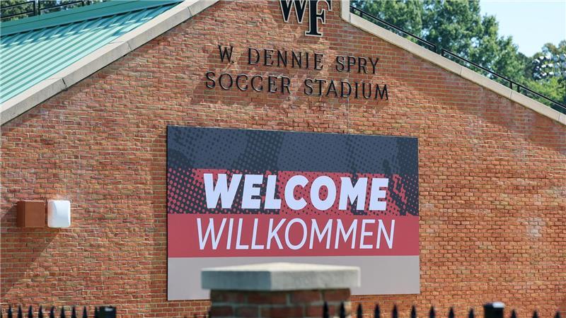 Die Nationalmannschaft reist in ihr WM-Quartier nach Winston-Salem. 