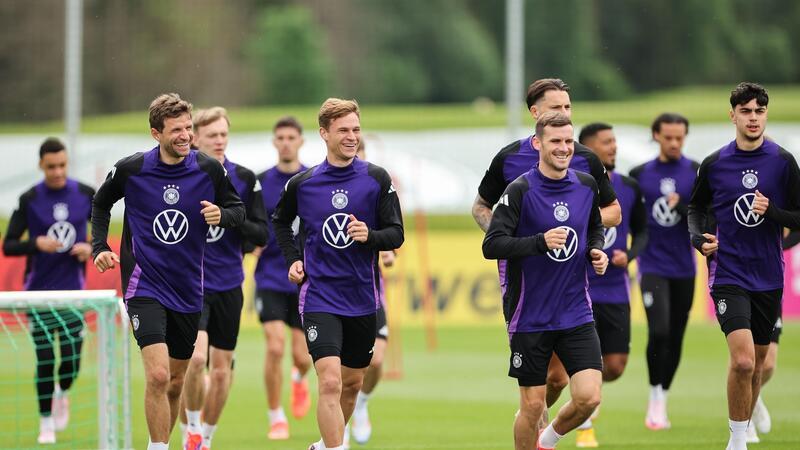 SEK-Einsatz beim DFB-Team: Für die Heim-EM lernen Die Nationalmannschaft um Thomas Müller (l-r), Joshua Kimmich und Pascal Groß soll von einem Spezialeinsatzkommando lernen.