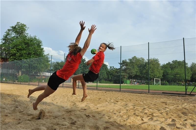 Die Nationalspielerinnen Liv Süchting und Katharina Filter zeigen vollen Einsatz auf dem Sandplatz an der BBS in Buxtehude. Foto: Scholz