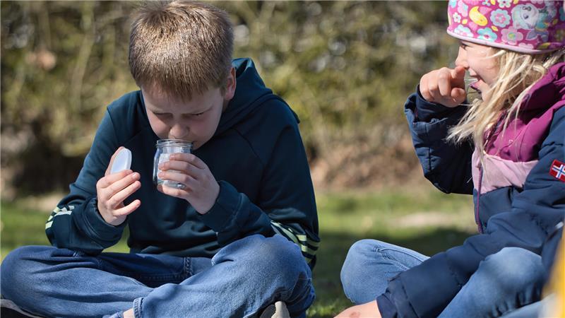 Die Natur-Gruppe lernt neue Gerüche kennen.
