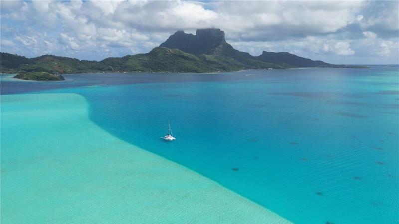 Die Natur malt die wunderbarsten Bilder und Julian Heinbokel fängt sie mit seiner Drohne ein - hier auf Bora Bora.