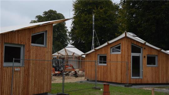 Die Naturkita in Hedendorf ist architektonisch von Jurten inspiriert. Mit zwei Gruppen hat sie am 2. September den Betrieb aufgenommen. Zwei zusätzliche Gruppen folgen im November.