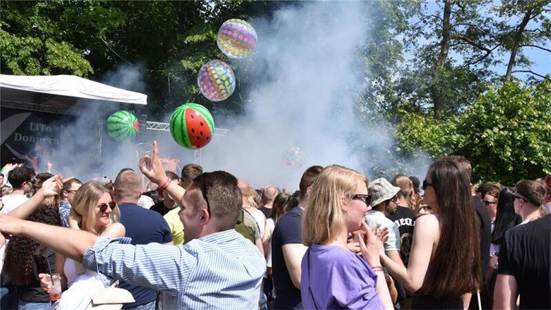 Frühtanz in Steinau: Über 5000 Partygäste erwartet - Veranstalter plant Shuttle-Service Die Nebelmaschine läuft, die Laune ist bestens. Der Frühtanz lockte im Jahr 2022 rund 6000 Fans nach Steinau.