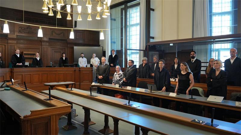 Höchststrafe für Palliativarzt - „Er ist ein Serienmörder“ Die Nebenkläger mit ihren Anwälten im Mordprozess gegen einen Palliativarzt.