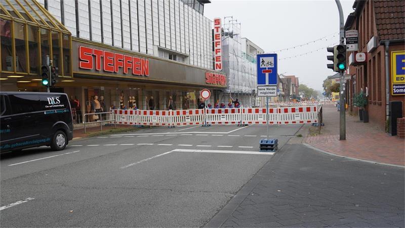 Die Neue Straße in Bremervörde ist wegen eines Wasserrohrbruchs aktuell im Bereich der Kreuzung Huddelberg/Ritterstraße in beiden Richtungen komplett gesperrt.
