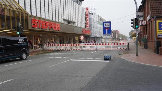 Die Neue Straße in Bremervörde ist wegen eines Wasserrohrbruchs aktuell im Bereich der Kreuzung Huddelberg/Ritterstraße in beiden Richtungen komplett gesperrt.