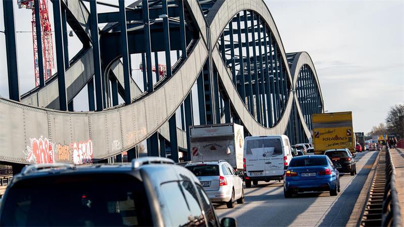 Die Neuen Elbbrücken sollen durch die provisorische neue Freihafenelbbrücke entlastet werden. (Archivbild)