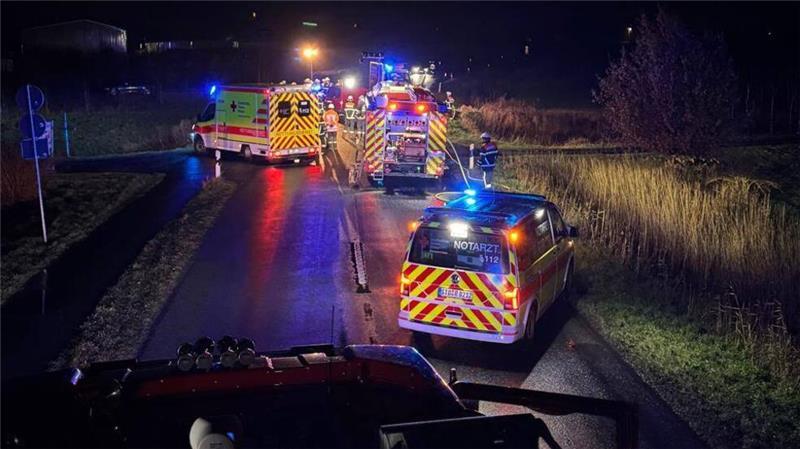 Frontal-Crash im Alten Land – Neuenkirchener schwer verletzt Die Neuenfelder Straße war stundenlang voll gesperrt.